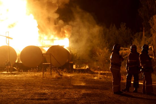 После удара по Макеевке горит нефтебаза