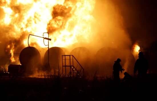 После удара по Макеевке горит нефтебаза