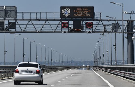 Движение автомобилей по Крымскому мосту