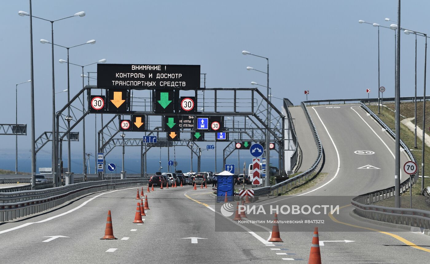 Движение автомобилей по Крымскому мосту