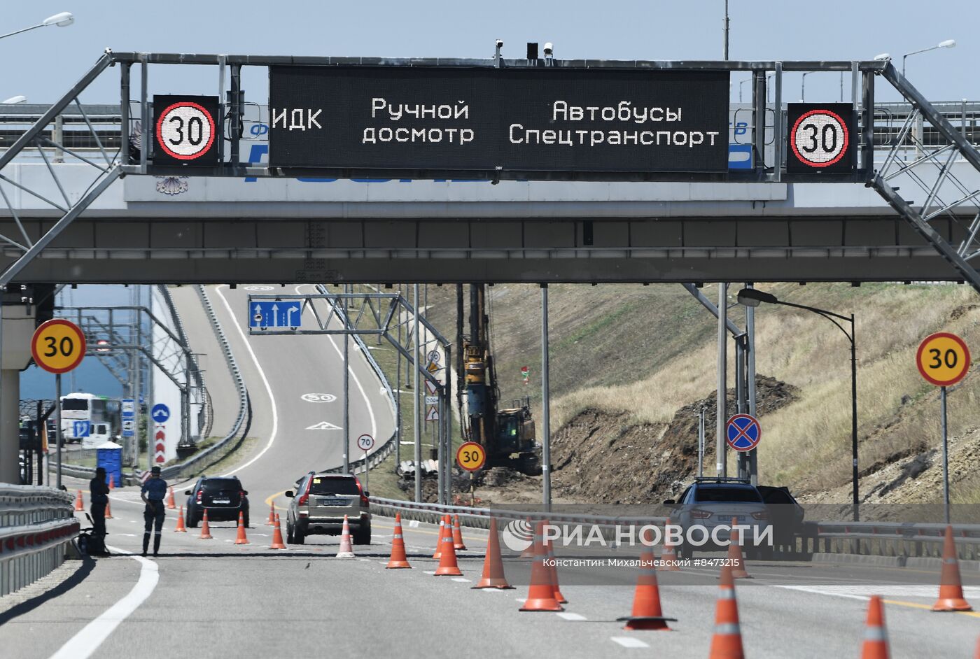 Движение автомобилей по Крымскому мосту