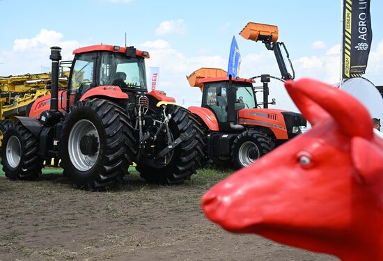 Агропромышленная выставка "Всероссийский день поля" в Татарстане