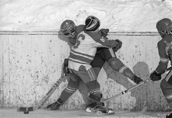 Детская дворовая хоккейная команда