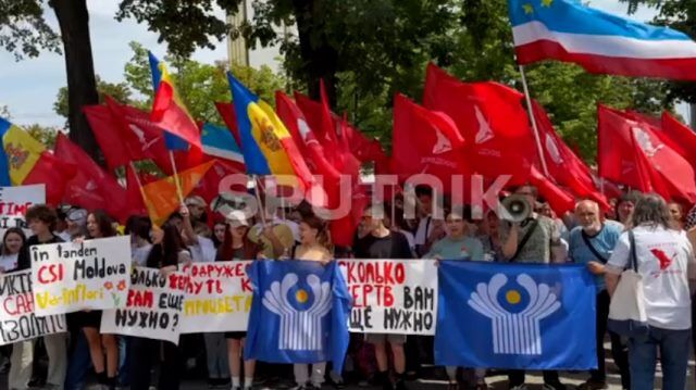 Протестующие против  денонсации соглашений в рамках СНГ пикетируют здание парламента Молдовы