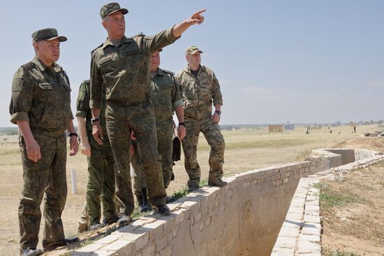 С. Шойгу проверил в ЮВО боевую подготовку военнослужащих