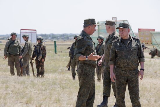 С. Шойгу проверил в ЮВО боевую подготовку военнослужащих