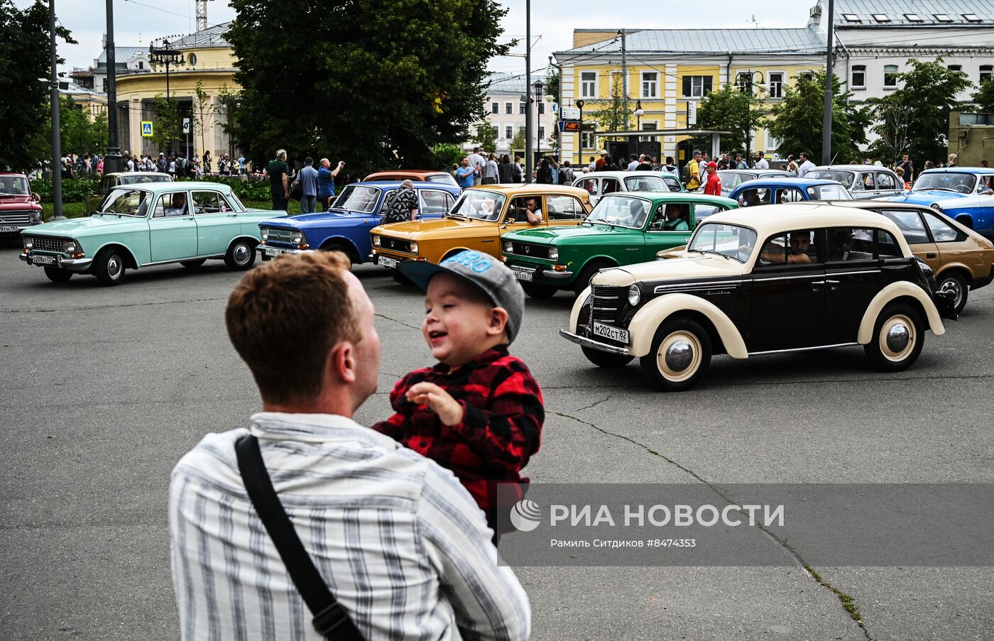 Парад ретротранспорта в Москве