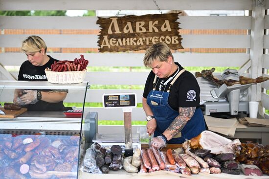 "Мясной" фестиваль на Истринской сыроварне Олега Сироты