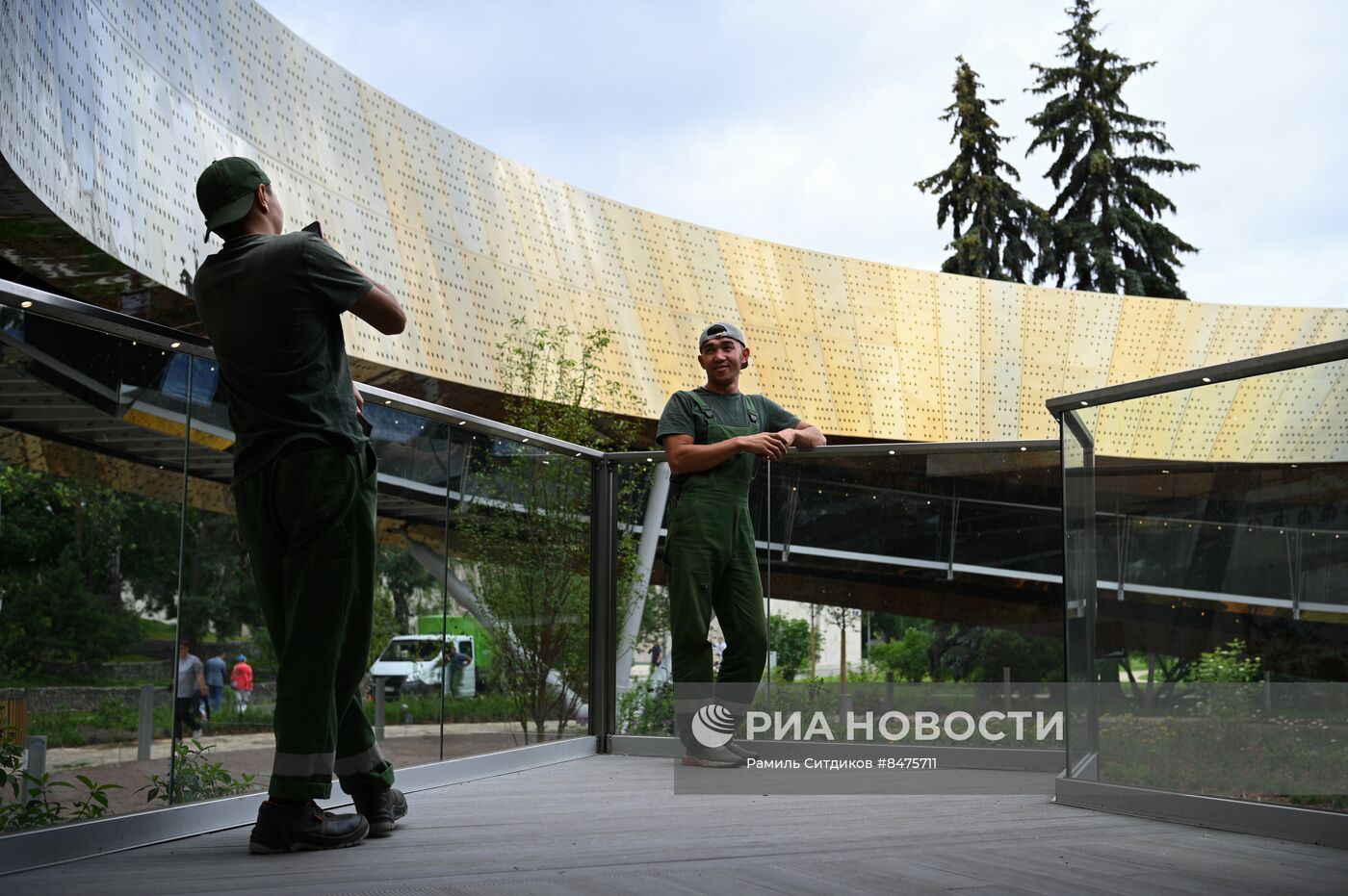 Пешеходный аттракцион "Лента Мебиуса" и сад пяти чувств на ВДНХ 