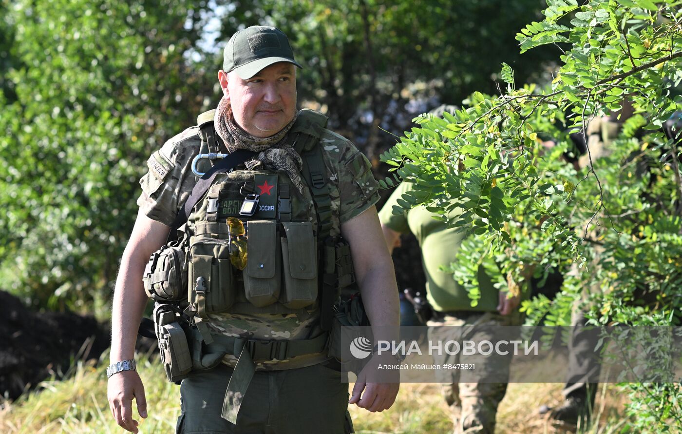 Дмитрий Рогозин наградил бойцов добровольческого батальона на Запорожском направлении