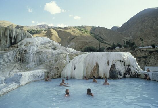 Горячие минеральные источники Гармчашма