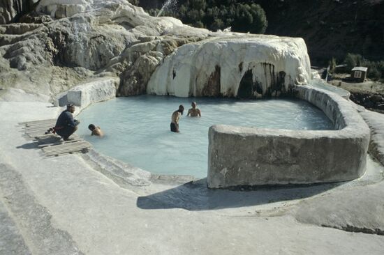 Горячие минеральные источники Гармчашма