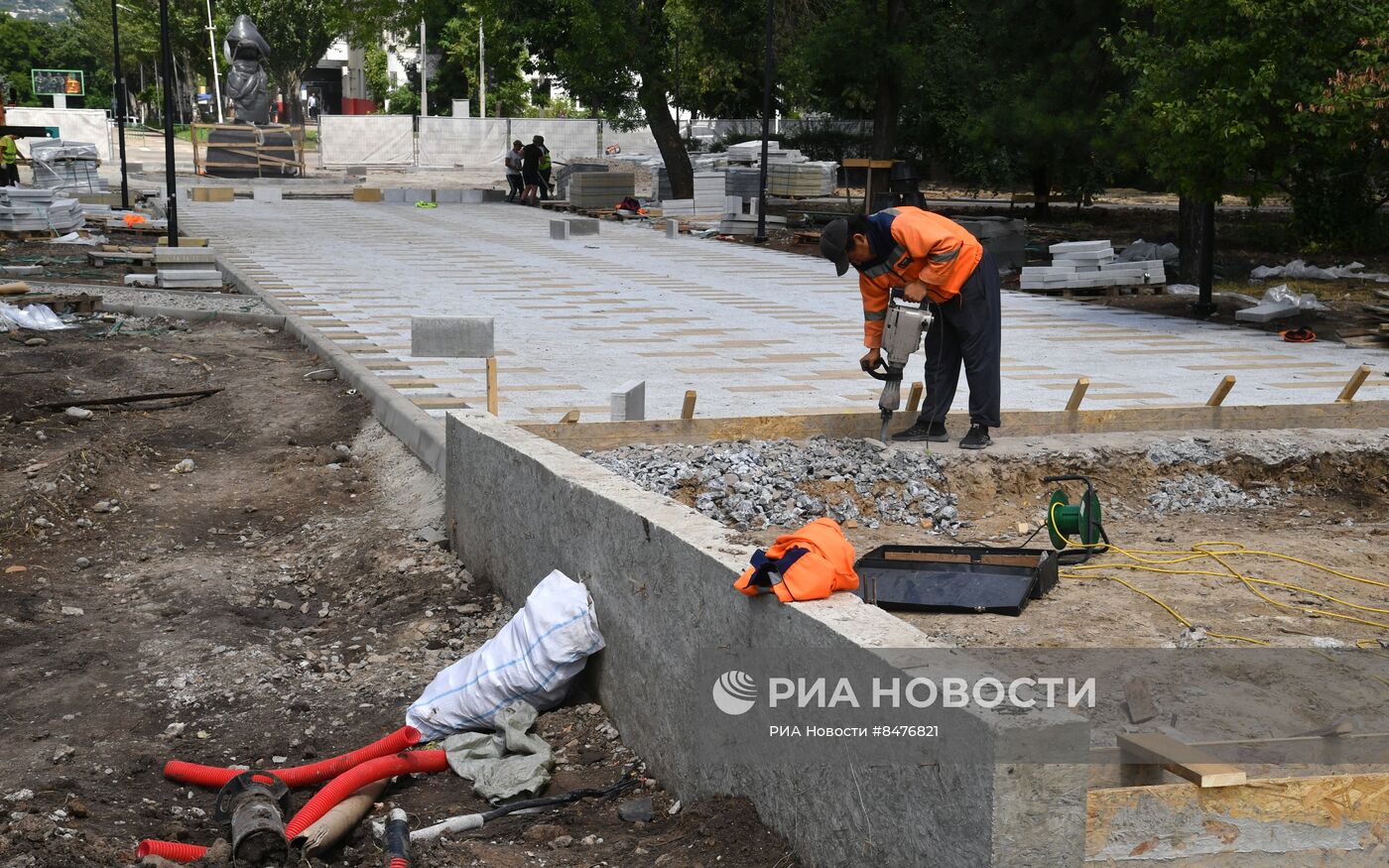 Реконструкция сквера Молодой гвардии в Луганске