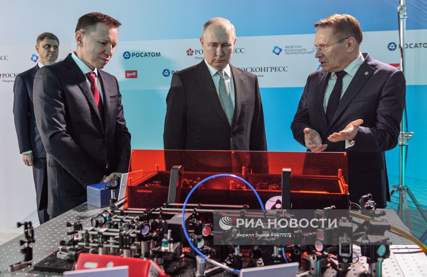 Президент РФ В. Путин посетил форум будущих технологий