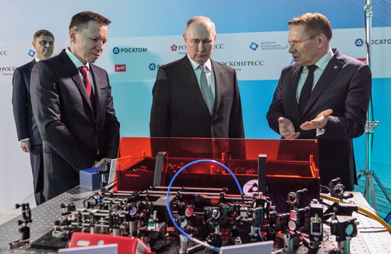 Президент РФ В. Путин посетил форум будущих технологий 