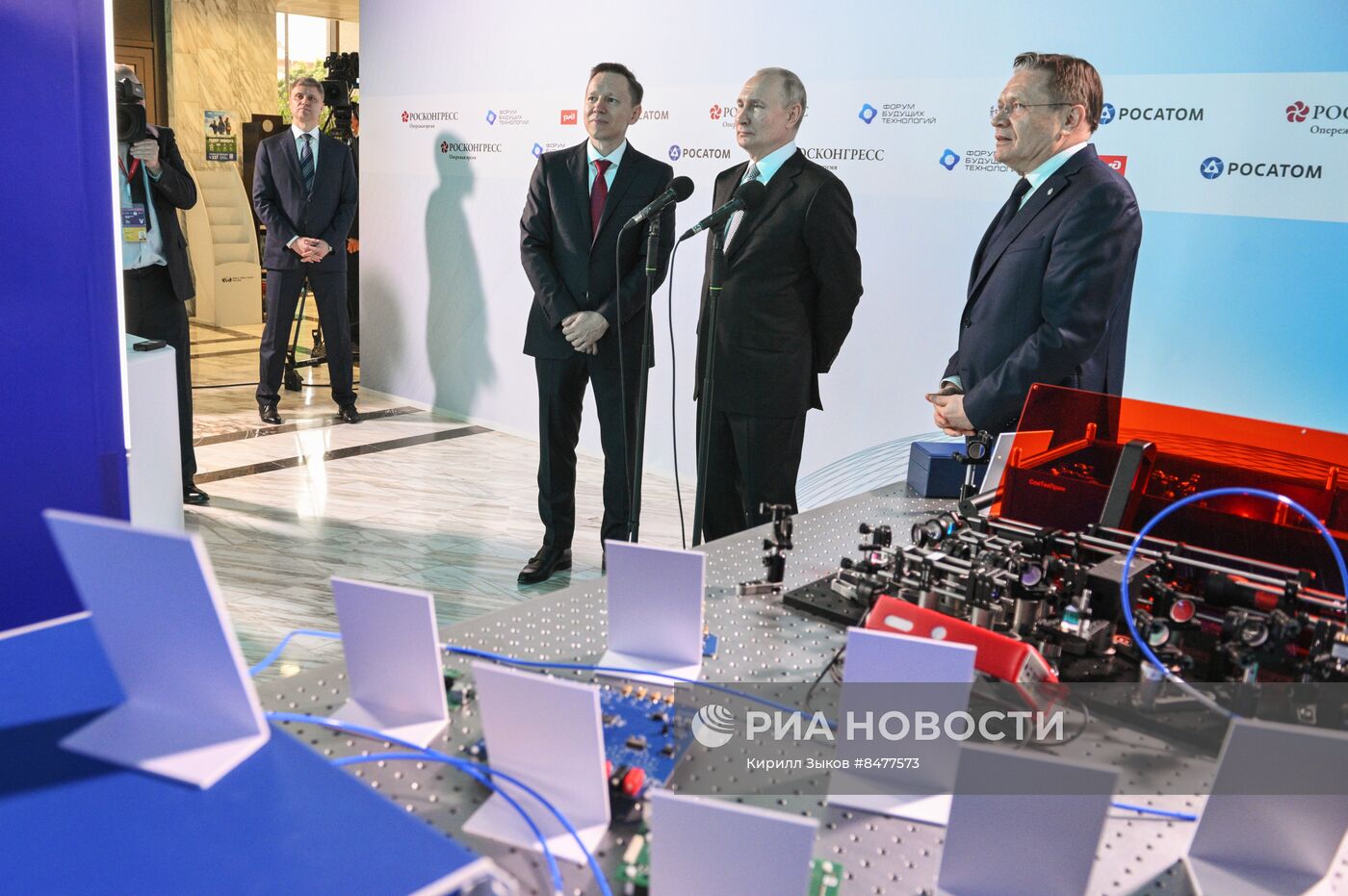 Президент РФ В. Путин посетил форум будущих технологий