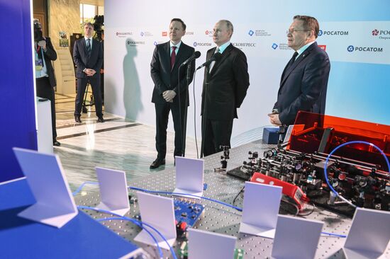 Президент РФ В. Путин посетил форум будущих технологий 