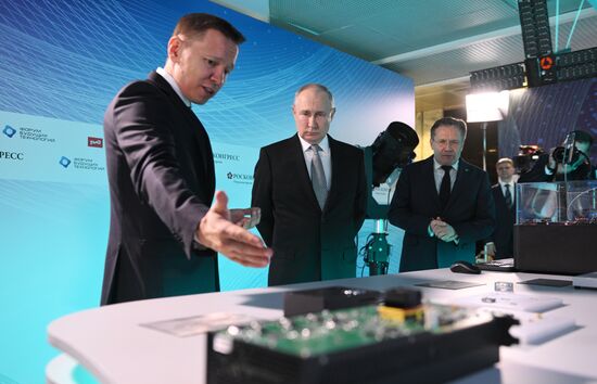 Президент РФ В. Путин посетил форум будущих технологий 