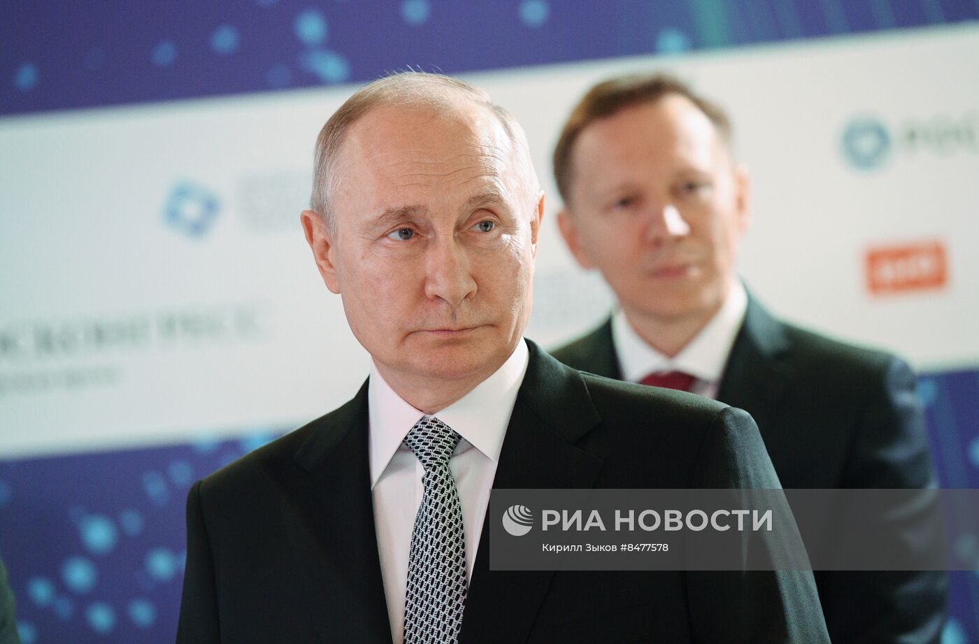 Президент РФ В. Путин посетил форум будущих технологий