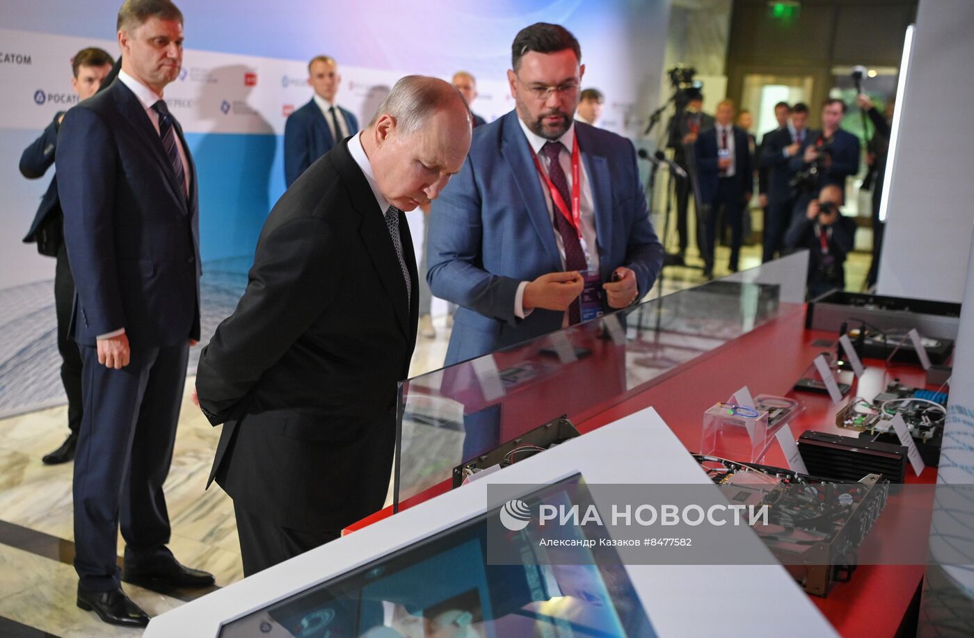 Президент РФ В. Путин посетил форум будущих технологий