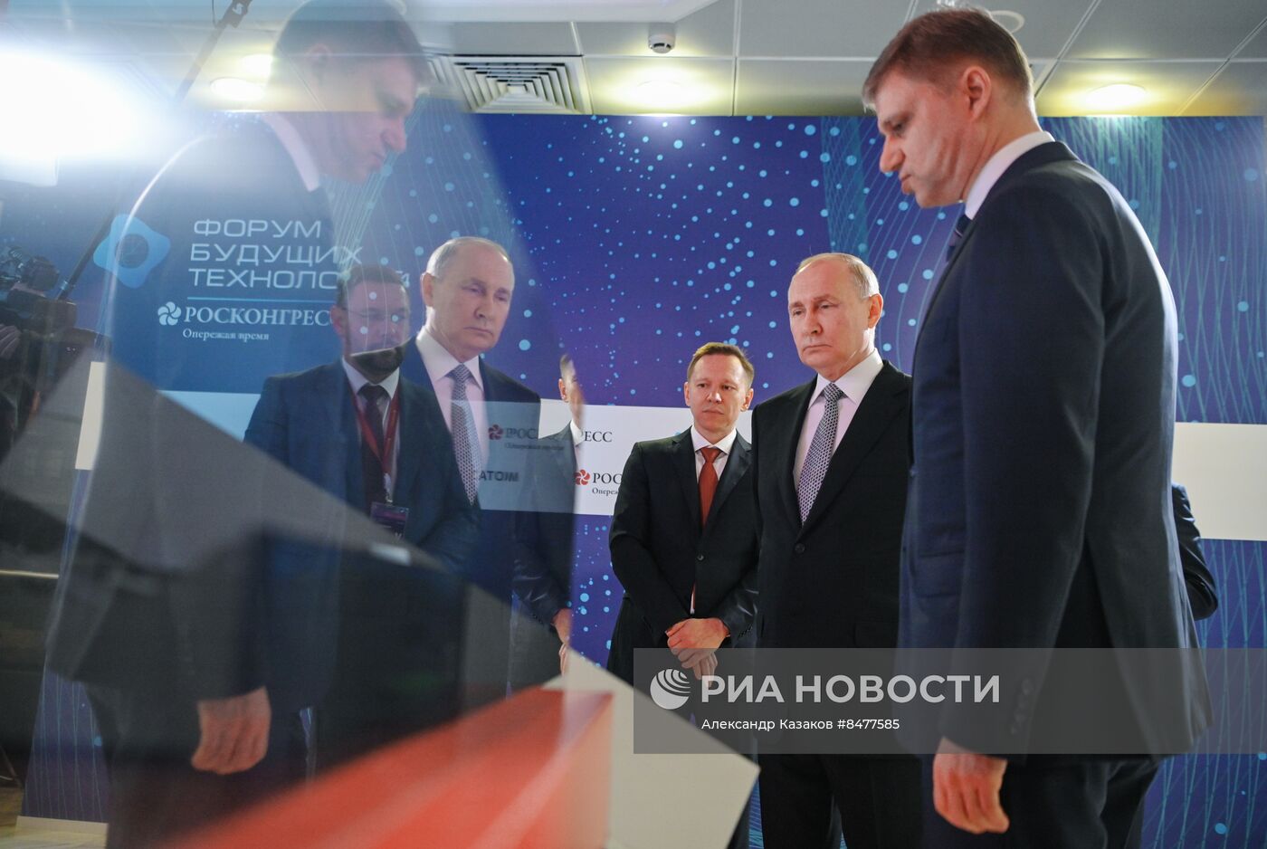 Президент РФ В. Путин посетил форум будущих технологий