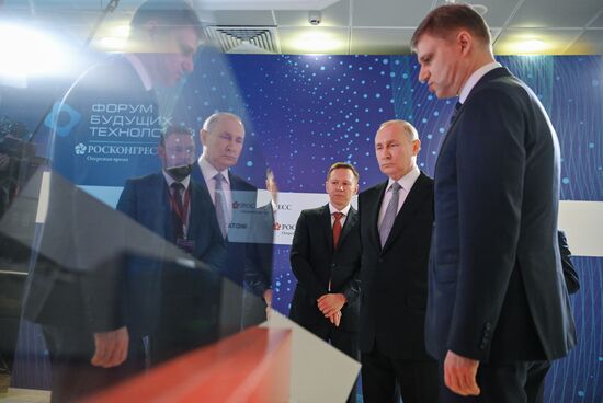 Президент РФ В. Путин посетил форум будущих технологий 