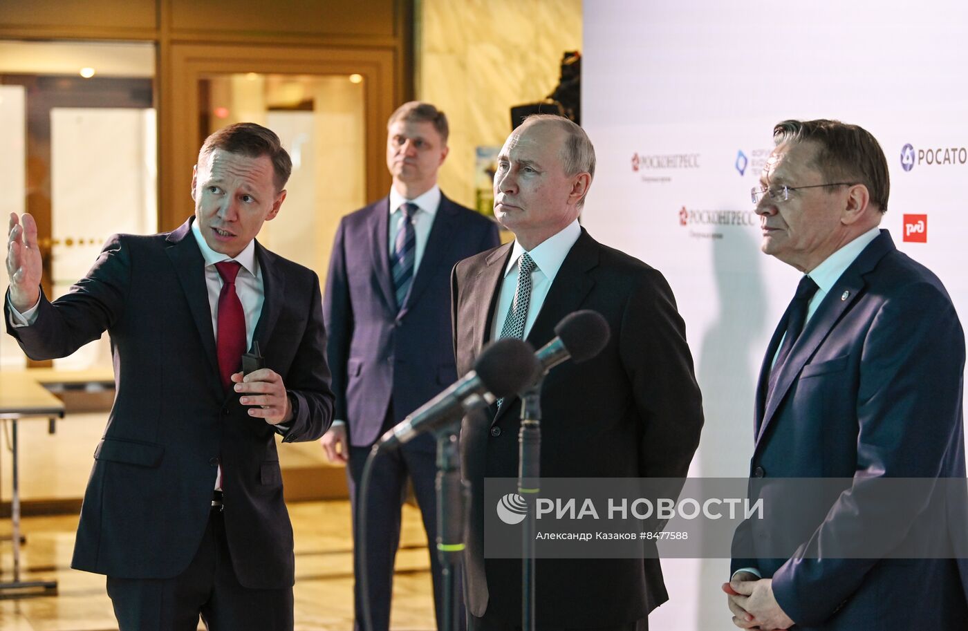 Президент РФ В. Путин посетил форум будущих технологий