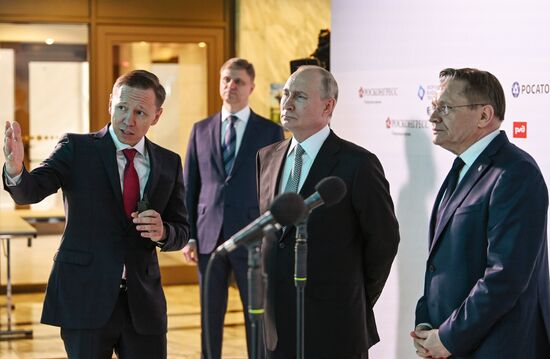 Президент РФ В. Путин посетил форум будущих технологий 