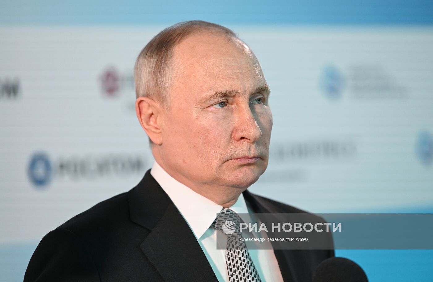 Президент РФ В. Путин посетил форум будущих технологий