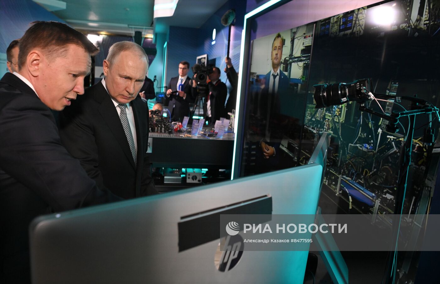 Президент РФ В. Путин посетил форум будущих технологий