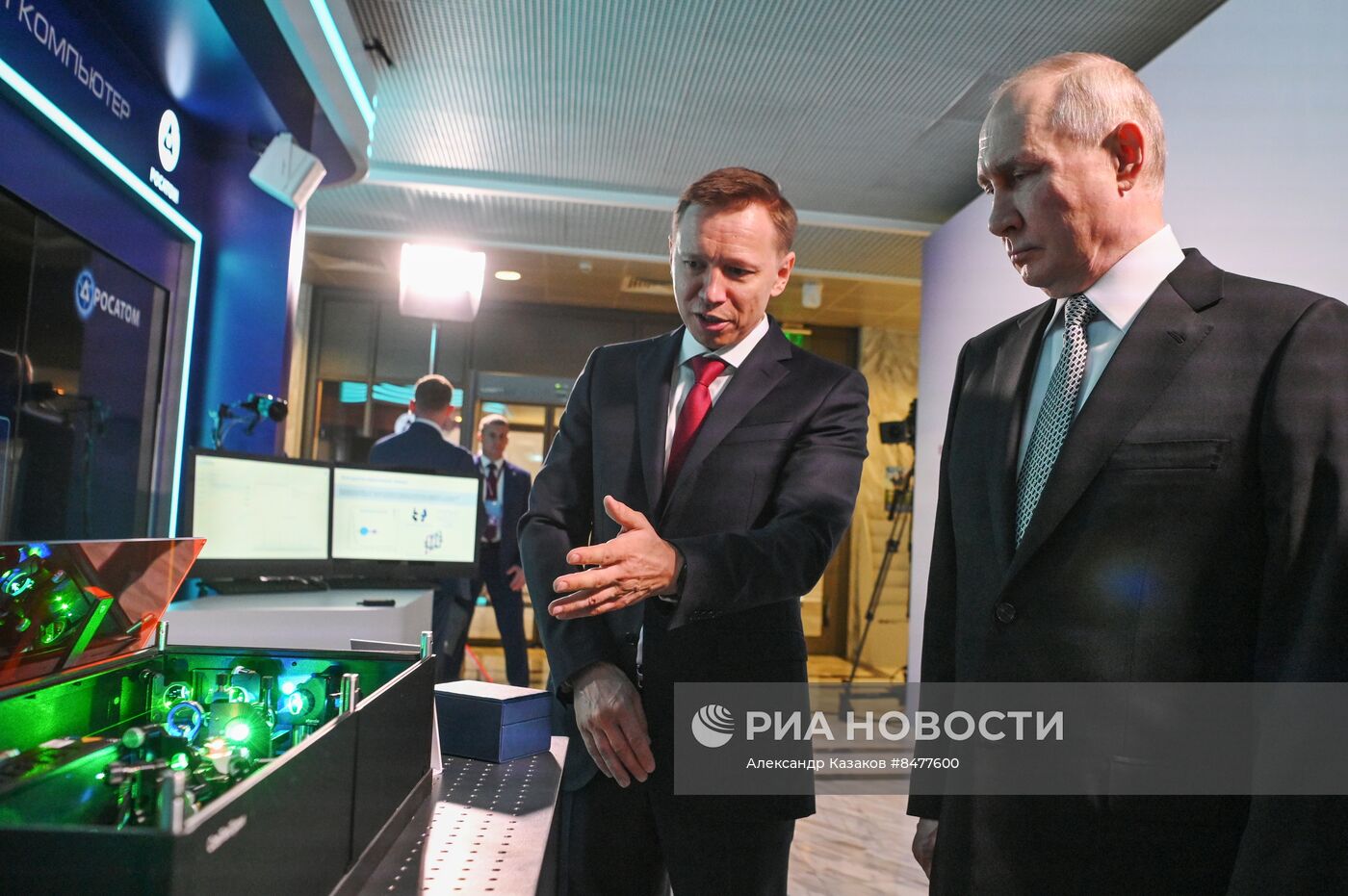 Президент РФ В. Путин посетил форум будущих технологий