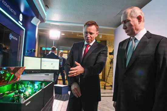 Президент РФ В. Путин посетил форум будущих технологий 