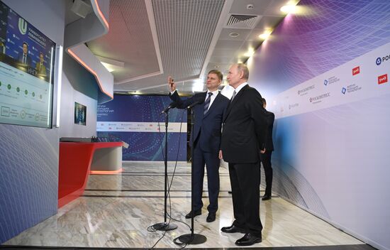 Президент РФ В. Путин посетил форум будущих технологий 