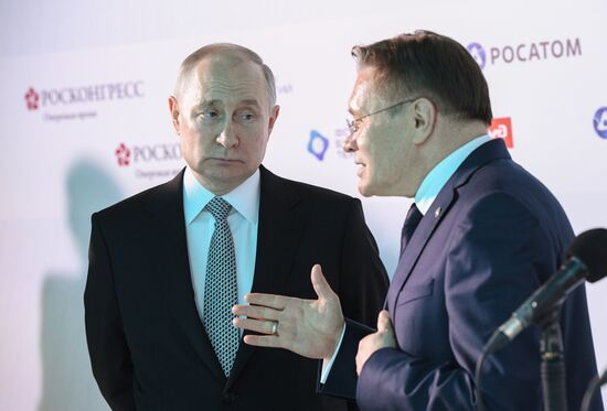Президент РФ В. Путин посетил форум будущих технологий 