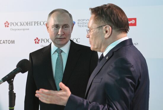 Президент РФ В. Путин посетил форум будущих технологий 