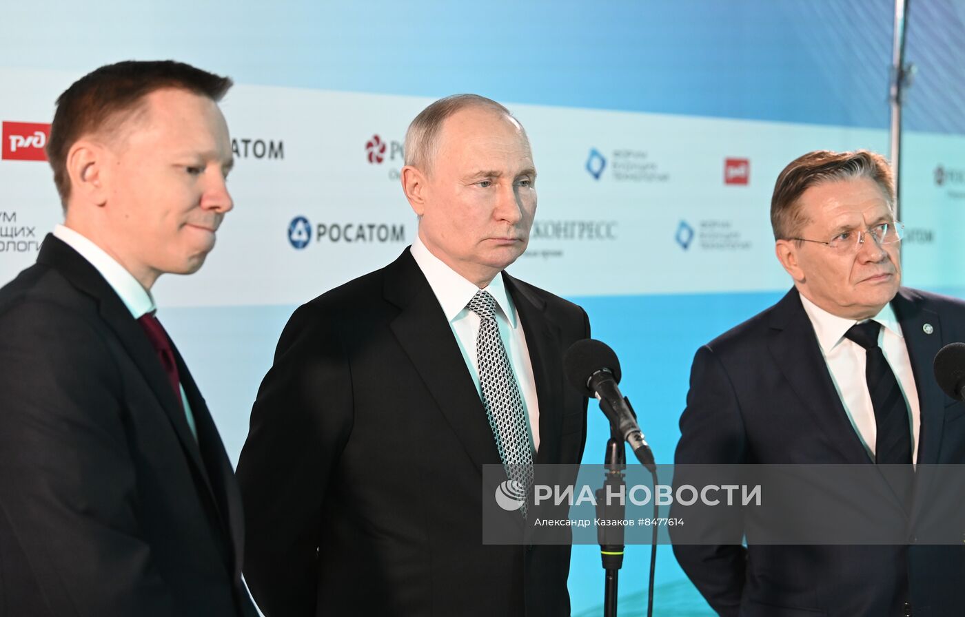 Президент РФ В. Путин посетил форум будущих технологий