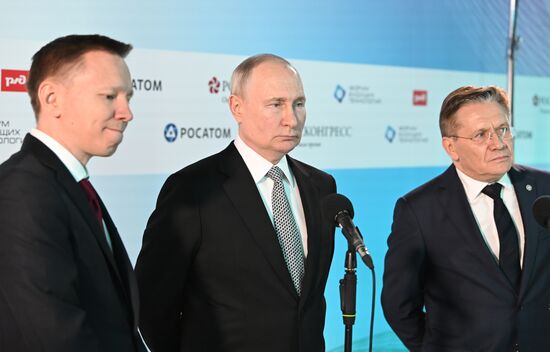 Президент РФ В. Путин посетил форум будущих технологий 