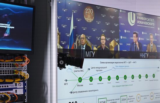 Президент РФ В. Путин посетил форум будущих технологий 