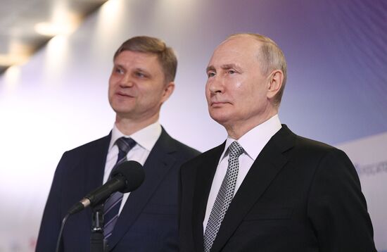 Президент РФ В. Путин посетил форум будущих технологий 