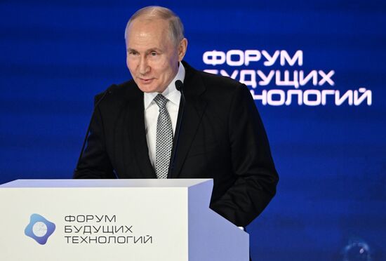 Президент РФ В. Путин посетил форум будущих технологий 
