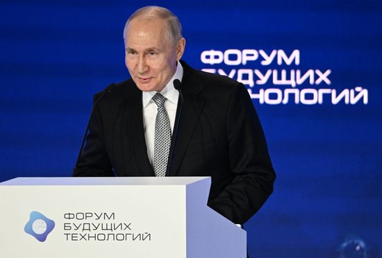 Президент РФ В. Путин посетил форум будущих технологий 