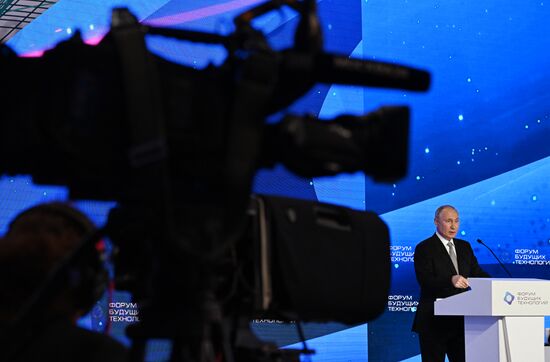 Президент РФ В. Путин посетил форум будущих технологий 