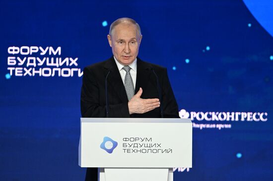 Президент РФ В. Путин посетил форум будущих технологий 