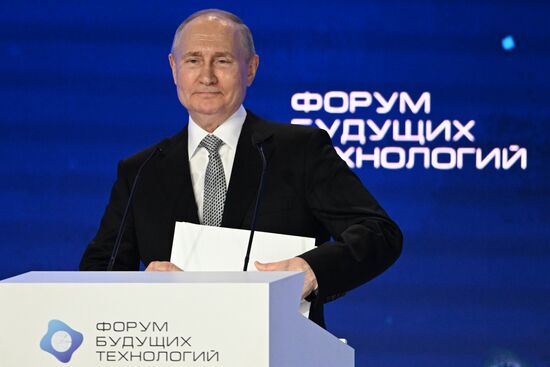 Президент РФ В. Путин посетил форум будущих технологий 