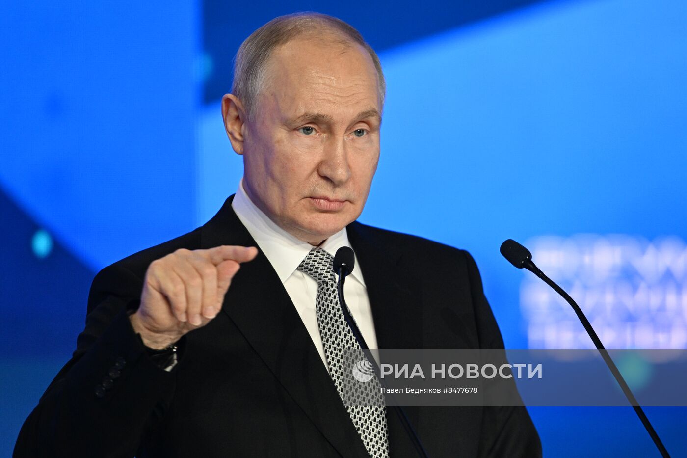 Президент РФ В. Путин посетил форум будущих технологий