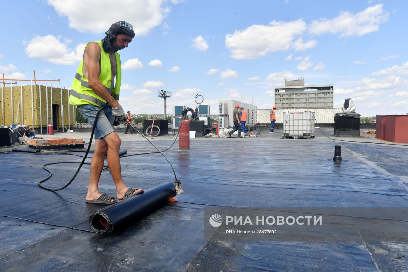 Строительство молодежного центра в Луганске