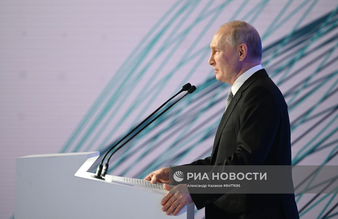 Президент РФ В. Путин посетил форум будущих технологий