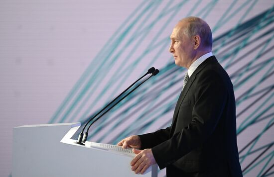 Президент РФ В. Путин посетил форум будущих технологий 