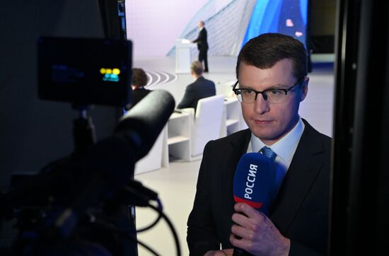 Президент РФ В. Путин посетил форум будущих технологий 