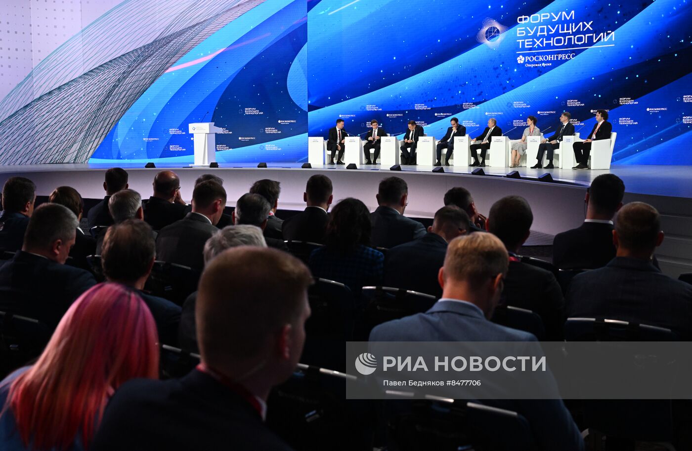 Президент РФ В. Путин посетил форум будущих технологий